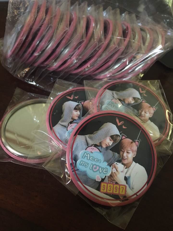 iiserkorn_'s tweet photo. 🎁คริสต์มาส+ปีใหม่🎉แจกกระจกมาร์คแบม 10 อัน "ประทับใจมม.มบไหนที่สุด" แนบรูปภาพติดแท็ก #MTdoubleB ประกาศผล 25/12/59 ขอให้โชคดีนะคะ🙏🏻 #MarkBam https://t.co/MwdCaO7adN