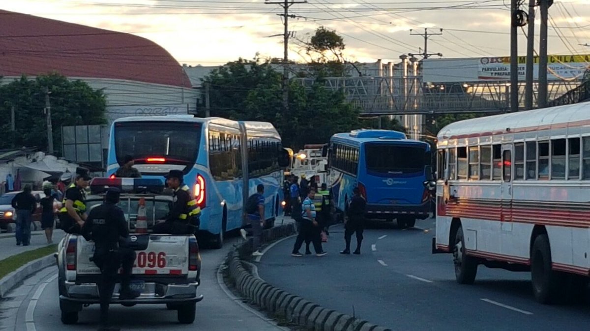 Bus invade carril del Sitramss y provoca #TráficoSV a la altura del Reloj de  Flores. Foto: Francisco Campos, image size:1200x675