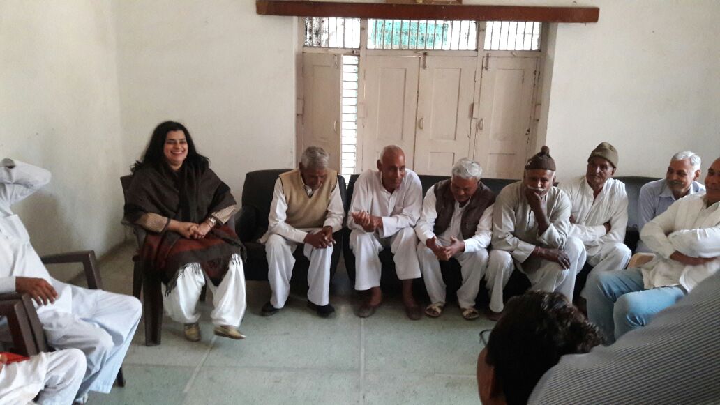kiranchoudhry55's tweet image. भिवानी स्थित कोठी पर समर्थकों से मिलते हुए एवं उन्हें पार्टी की आगामी गतिविधियों के बारे में जानकारी देते हुए श्रुति चौधरी