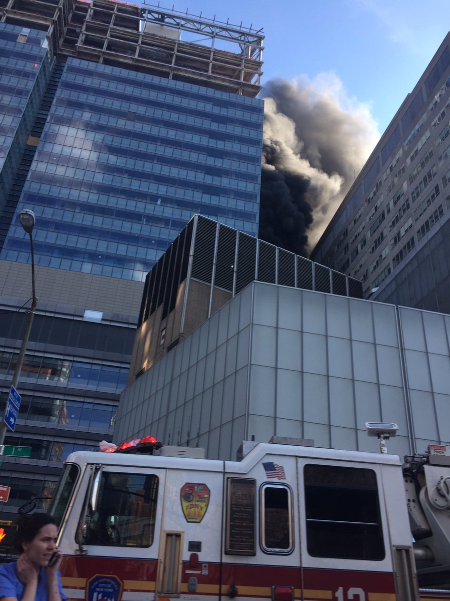 nycgob's tweet photo. .@FDNY enfrentando un incendio de 2 alarmas ahora en el hospital NYU, en 30th St/1st Avenida. https://t.co/qZ15wUVBuY