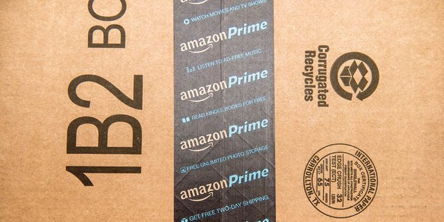 dardari's tweet photo. Need red construction paper? @Amazon is there. That’s why @jillf6 says it’s a #TopBrand for working moms https://t.co/LlvfFqcFKE https://t.co/Kdl2dFNMfs