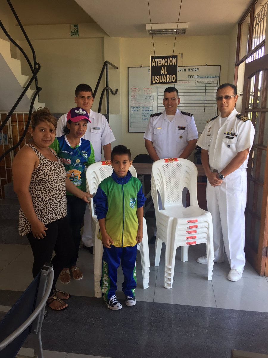 Donación de sillas de plástico al Club Deportivo Galápagos. #ArmadaEcuador