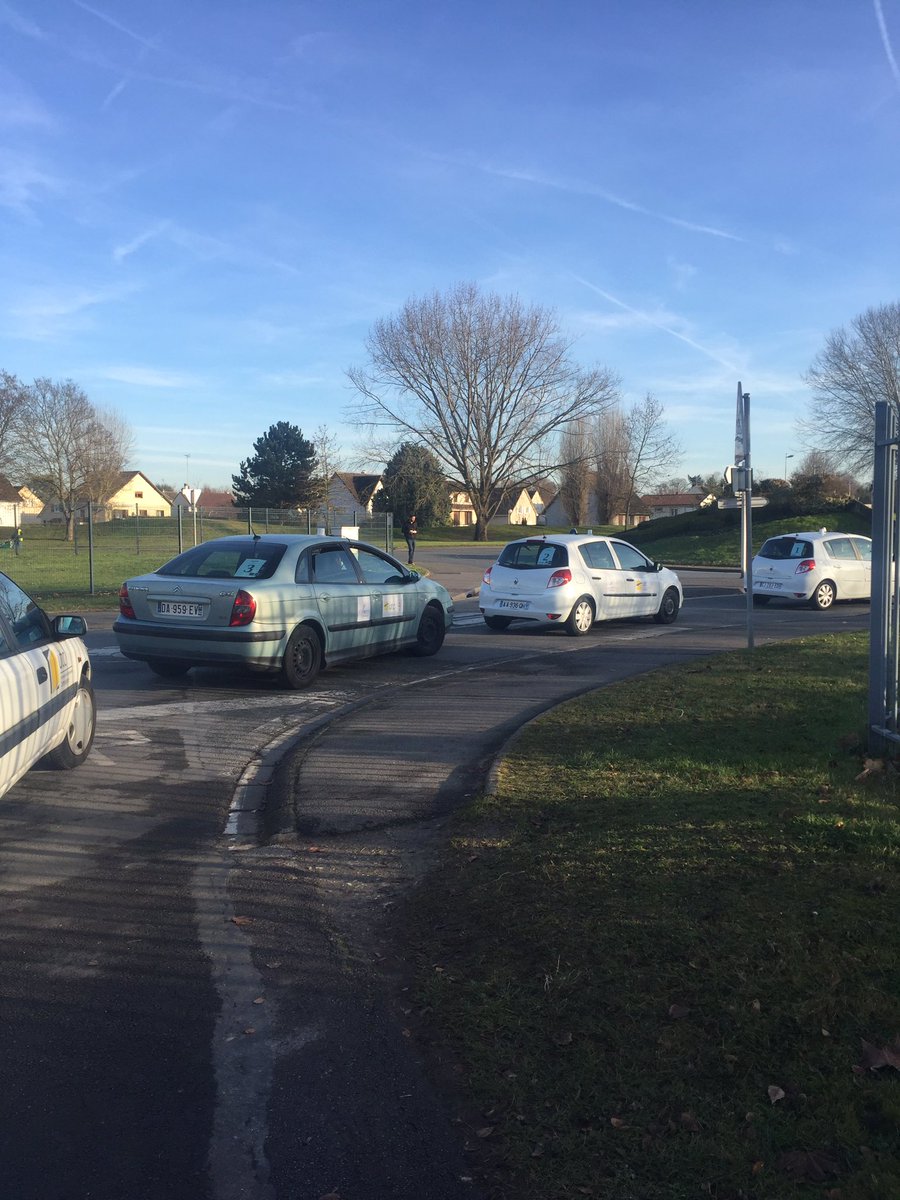 Heudiasyc's tweet photo. Démos véhicules communicants sur route à #Compiègne pour le projet européen #Comosef, dont Heudiasyc est partenaire, c/@utc_compiegne https://t.co/t64hp90mR9
