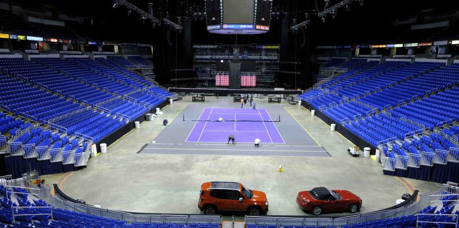 VIDEO: Mira cómo montaron la cancha en el Coliseo de Puerto Rico para el partido de <a href="/MonicaAce93/">Monica Puig</a> y <a href="/MariaSharapova/">Maria Sharapova</a> - bit.ly/2hEB42n