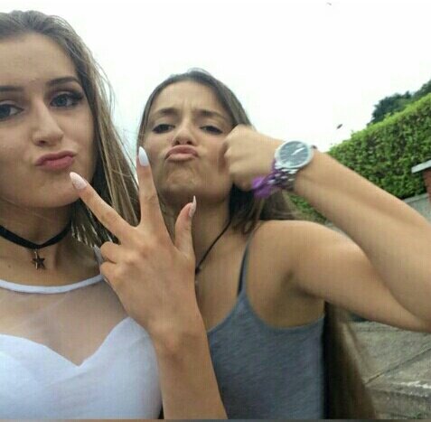 anais2001_'s tweet photo. Happyyyyy birthdayyy my little chicken nugget @andrea_74311 hope you are enjoying your day 🎊🎊 love ya 💙💙😘 https://t.co/NZPPH6UJSl
