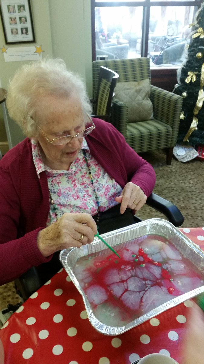 CullifordHouseA's tweet photo. If you're stuck for something to do this festive season I'd recommend marbling
Messy, but jolly good fun
#Festivecreativity #QuickieCraft https://t.co/SwWh6zDyTq