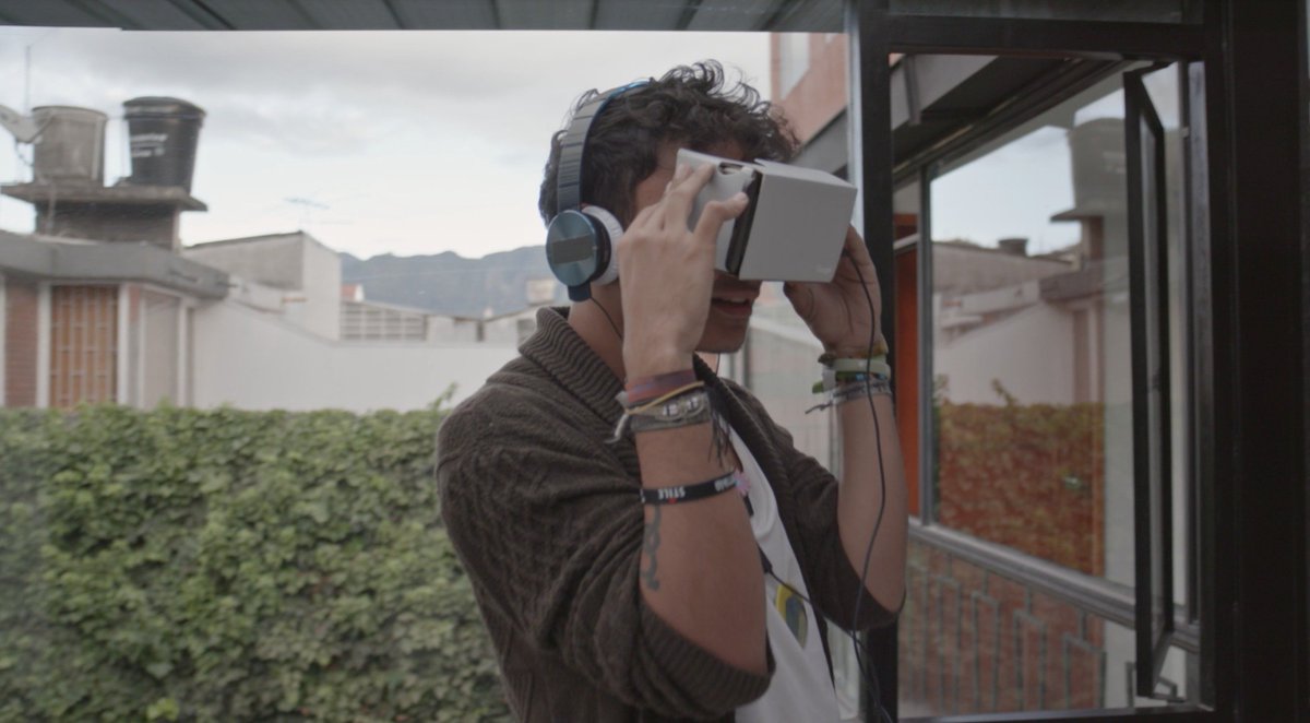 GoogleColombia's tweet image. #OrgulloParaTodos, no importa donde estés. Cardboard trae desfiles del orgullo a jóvenes colombianos →youtu.be/NtETTH1VmH8