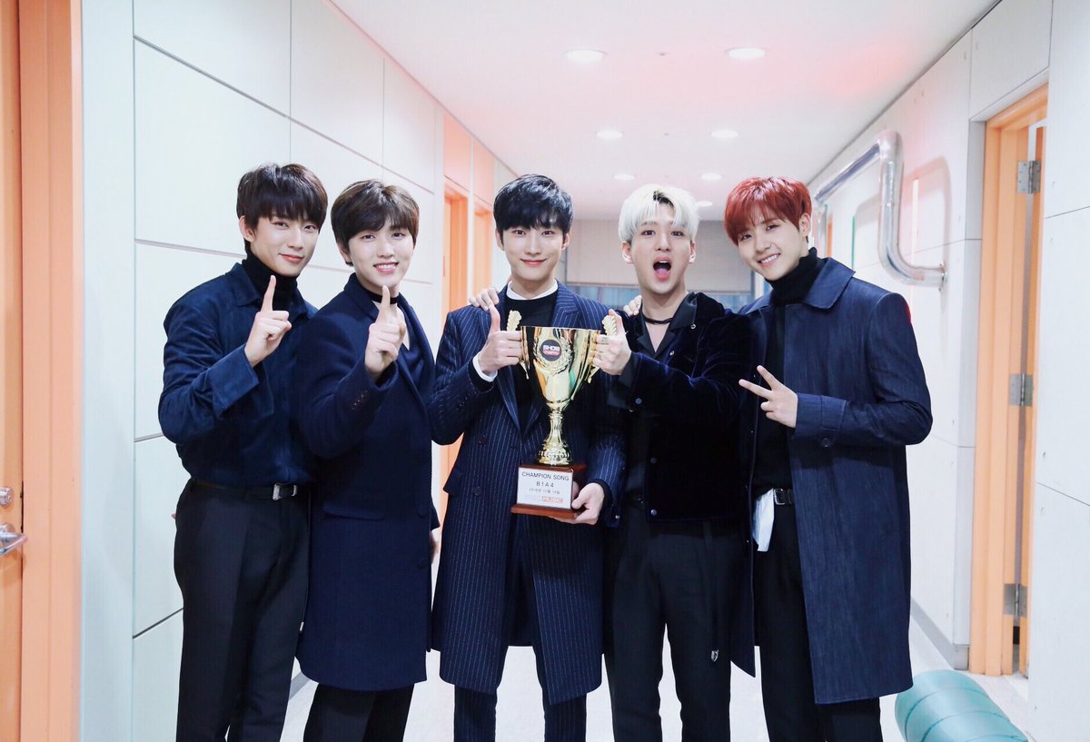 _B1A4OFFICIAL's tweet photo. 🏆🏆🏆 쇼챔피언 1위

#B1A4 ❤️ #BANA

#진영 #신우 #산들 #바로 #공찬
#JINYOUNG #CNU #SANDEUL #BARO #GONGCHAN

#B1A4 #거짓말이야 
https://t.co/D5mkVuwaXu https://t.co/me1WshUjbP