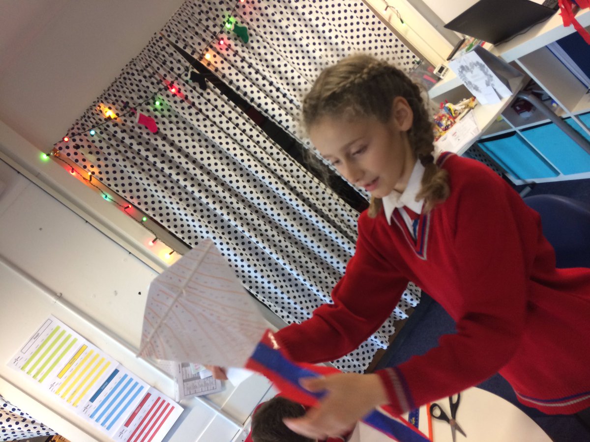 ysgolbrynhedydd's tweet photo. End of term kite making in #year4 #flighttopic 🎏 https://t.co/9AbU7unMvp