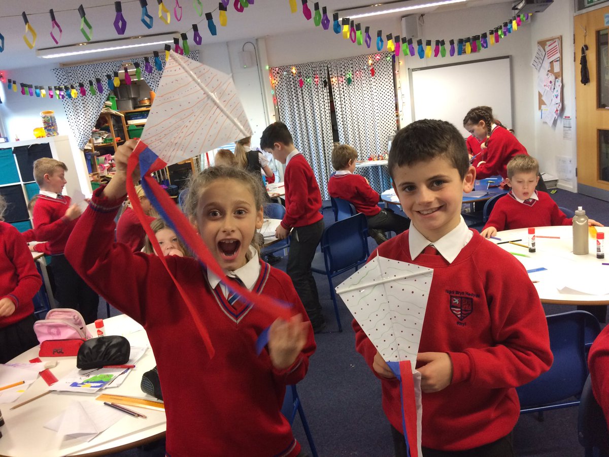ysgolbrynhedydd's tweet photo. End of term kite making in #year4 #flighttopic 🎏 https://t.co/9AbU7unMvp