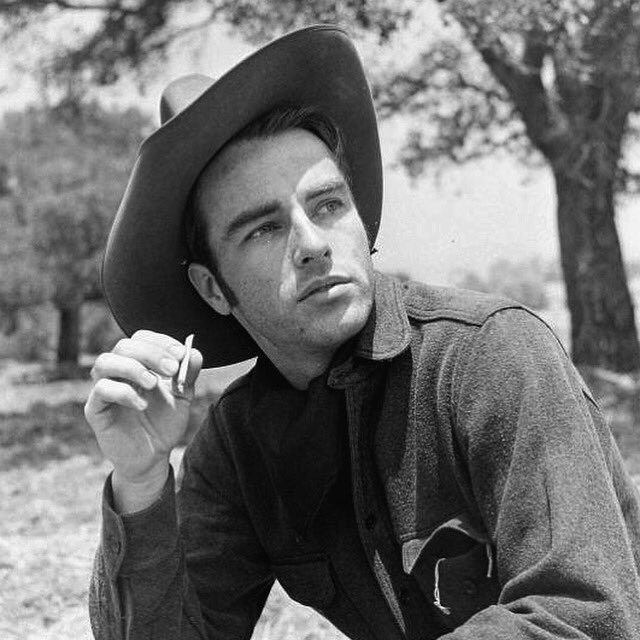 BenPollard1997's tweet photo. When your compared to 3 iconic men it's a good time to be alive #blackandwhite #MontgomeryClift #JamesDean #ElvisPresley ⚫️⚪️ https://t.co/JIXxyHMeEs