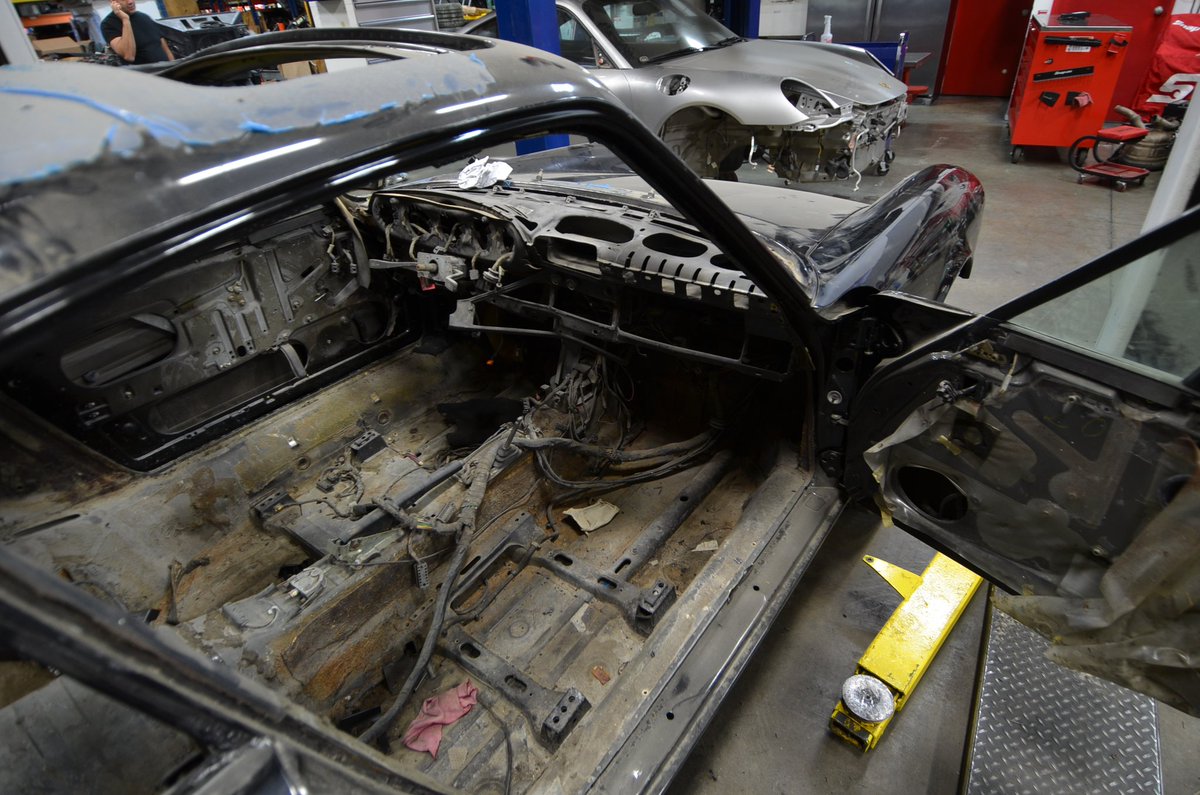 ola77hed's tweet photo. I see a lot of elbow grease in the near future.
#RSAMERICA #porsche #porsche911 #elbowgrease #porsche964RSA https://t.co/7uat91z1CY
