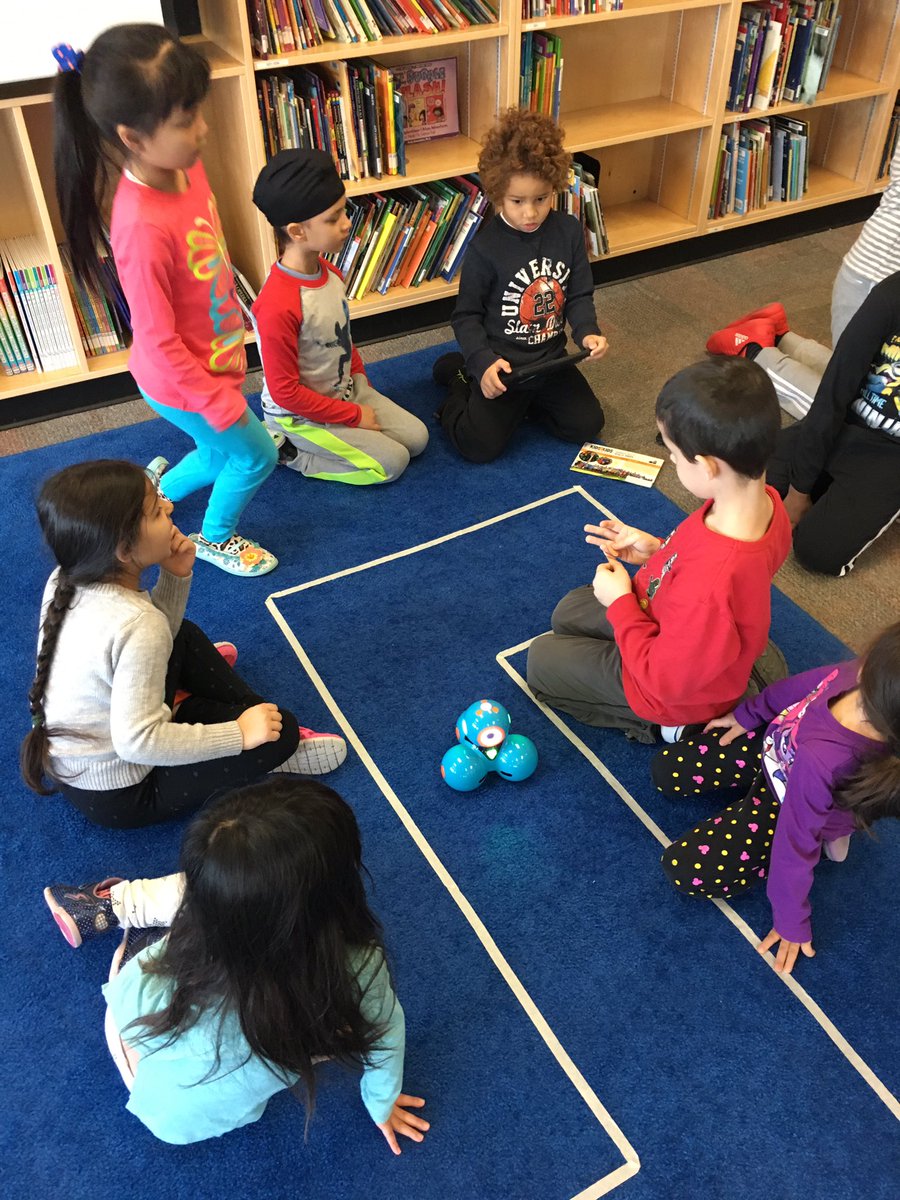 EmilyGeber's tweet image. @BrianWFlemingPS Gr.1's love #Dash at the #CodingFair