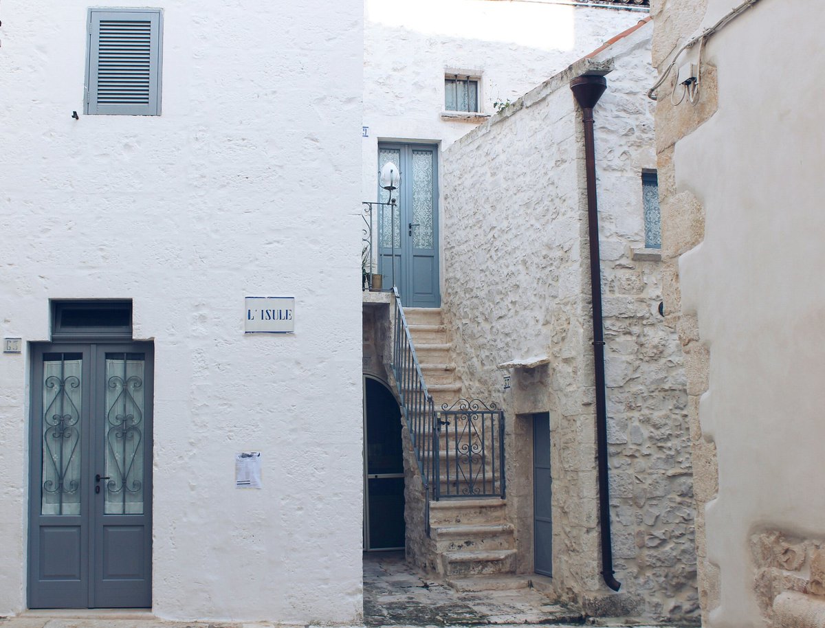 Valle d'Itria: il posto in cui cammini tra bianco e pietra, porte pastello e tende di pizzo, aroma di caffè e profumo di ragù #WeAreInPuglia