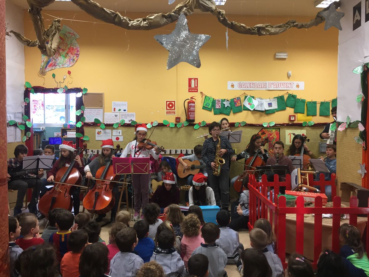 epiagranollers's tweet photo. Avui els alumnes de conjunt instrumental de secundària musical ens ha regalat amb un concert de Nadales als passadissos d'infantil 
#nadal https://t.co/1n8EECE8Ry
