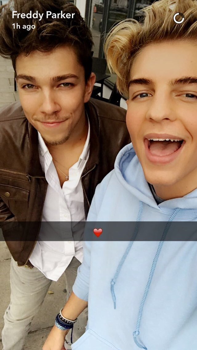 teddyupdatez's tweet photo. This cutest ship ever ☺️ https://t.co/aS3ZwyQXy5