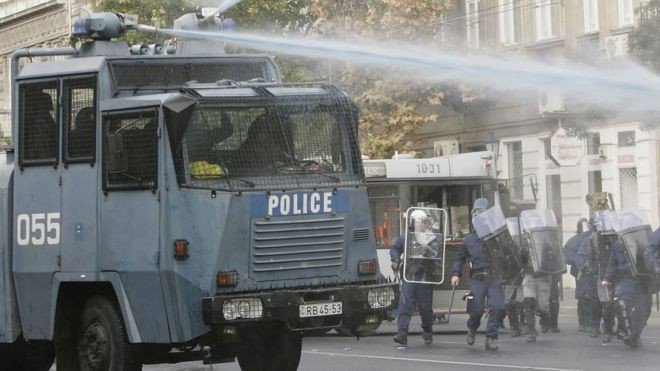 23 октября 2006. Водометы в полиции. Полицейская машина для разгона демонстрантов. Водомет для разгона демонстраций. Водомет митинг.