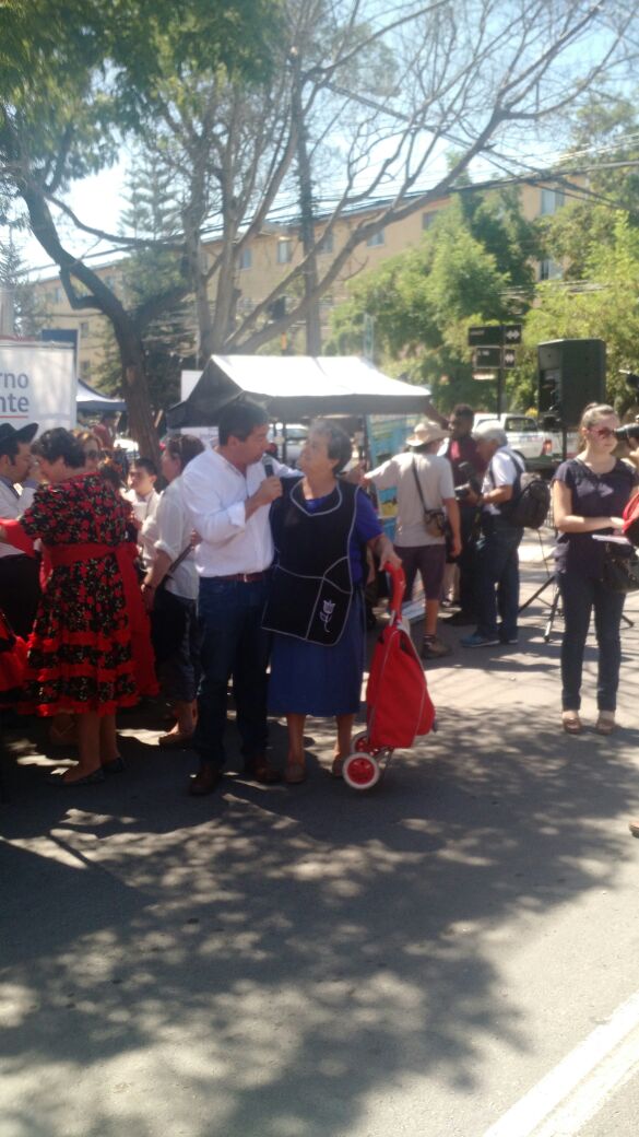 DelegacionStgo's tweet photo. Alcalde @Duranbaronti Delegado @nelcorne entregan visas de estudiante a #Migrantes vecin@s de #Independencia https://t.co/sEbpvG46qc
