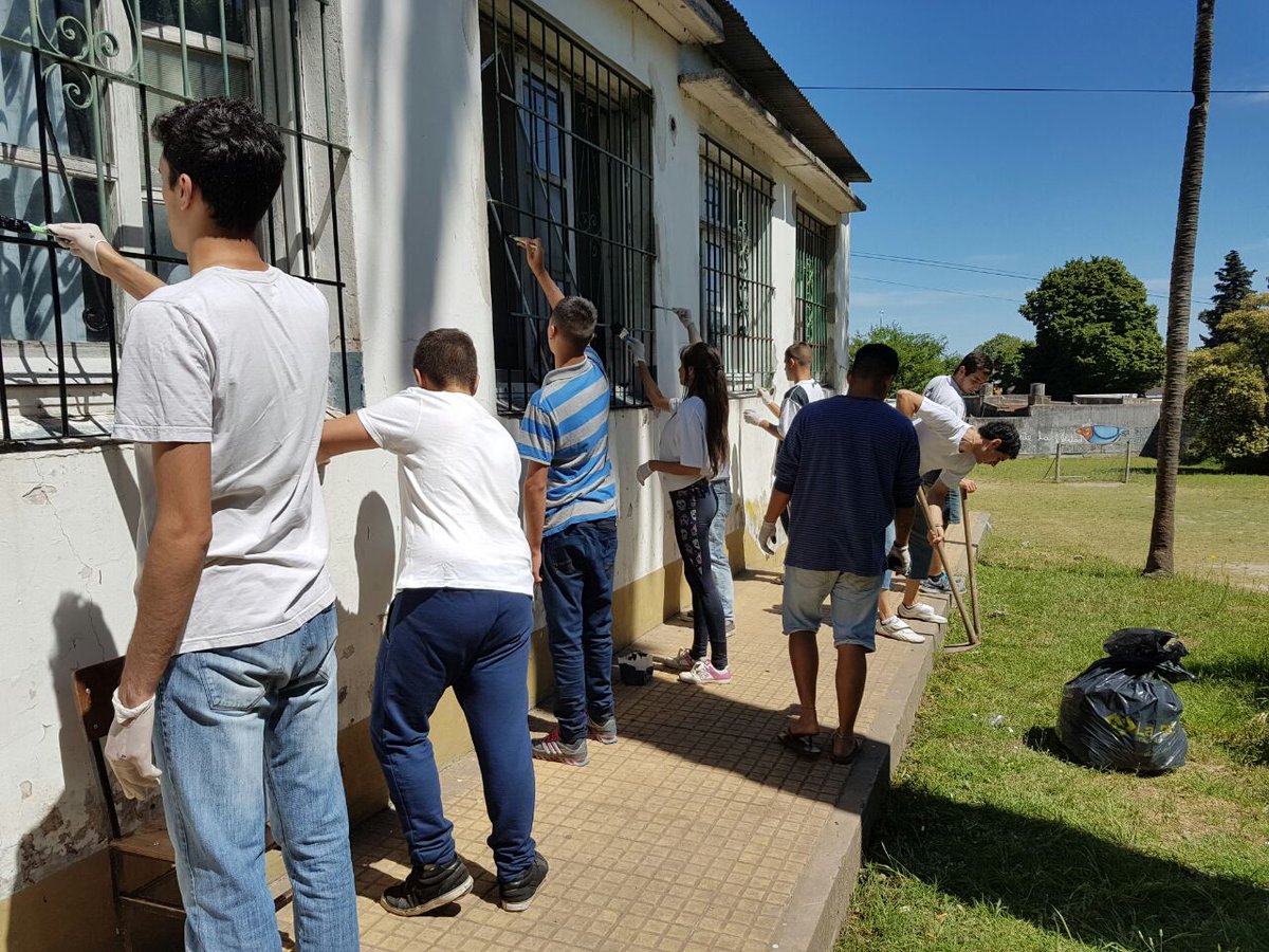 ¡Comenzó el voluntariado! Estamos en Barrio Hipódromo poniendo en valor el Hogar de Jóvenes de 121 y 33.

¡Venite con tu remera blanca!