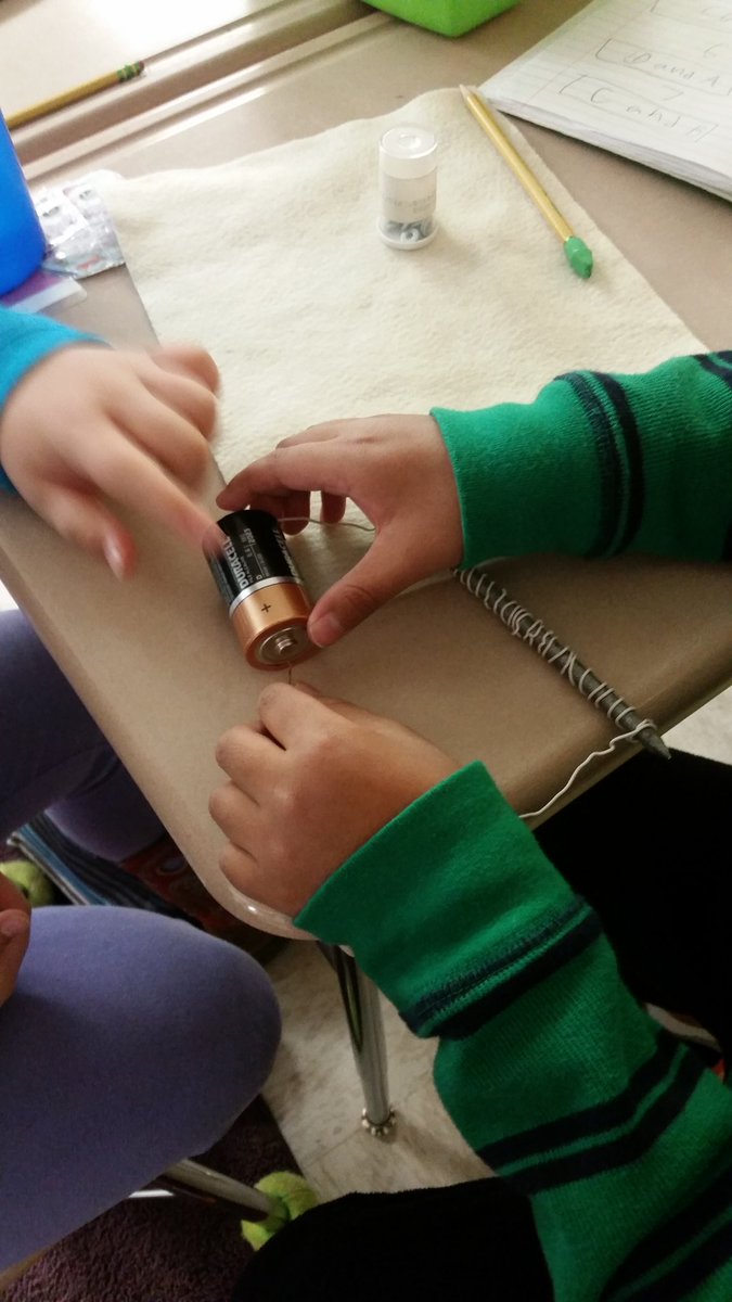 Mrs_KHef's tweet photo. Electro - magnificent experiments in science today! #4P1 #4P2 @WestLakeElem @RCGib https://t.co/vru21EJu2m