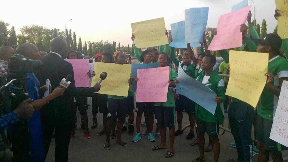 IamTheTownCrier's tweet photo. The difference between 'Transformation' and 'Change' How Super Falcons were received during PDP &amp; APC government. Nigerians now know better https://t.co/ytFLeNZ3R7