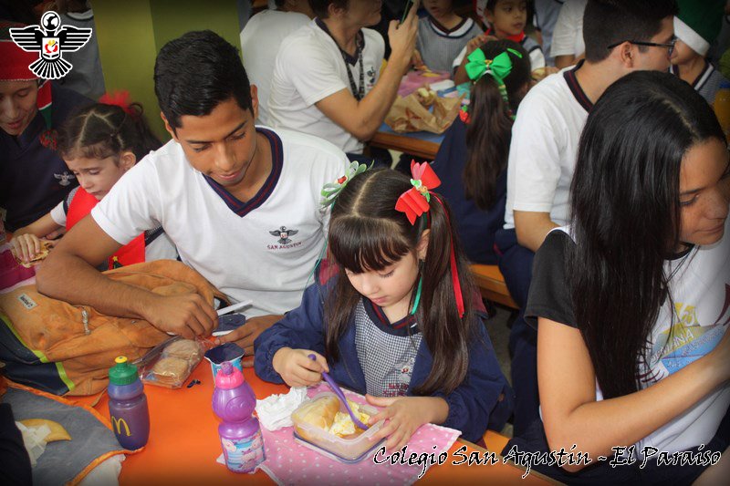 Compartir entre los estudiantes de 5to año y 3er grupo. #EscuelaSomosTodos #FrasesCsap #Promo56