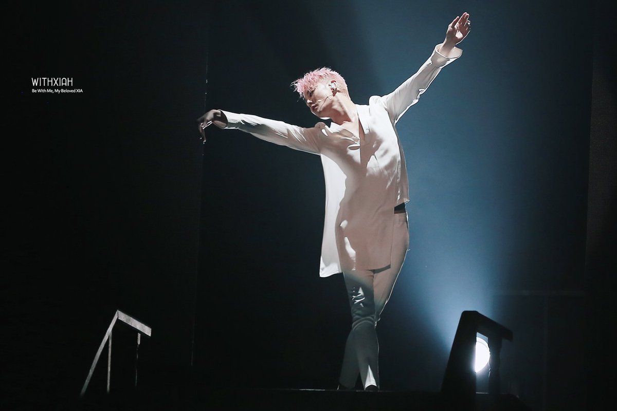 어디서 그대는 아름다운 깃털을 얻어 오는가.
날 때부터 이쁜 마음을 몸에 두른 그대는
행복하여라.

/이성복,라라를 위하여

#Happy31stXIADAY
#준수야_사랑해