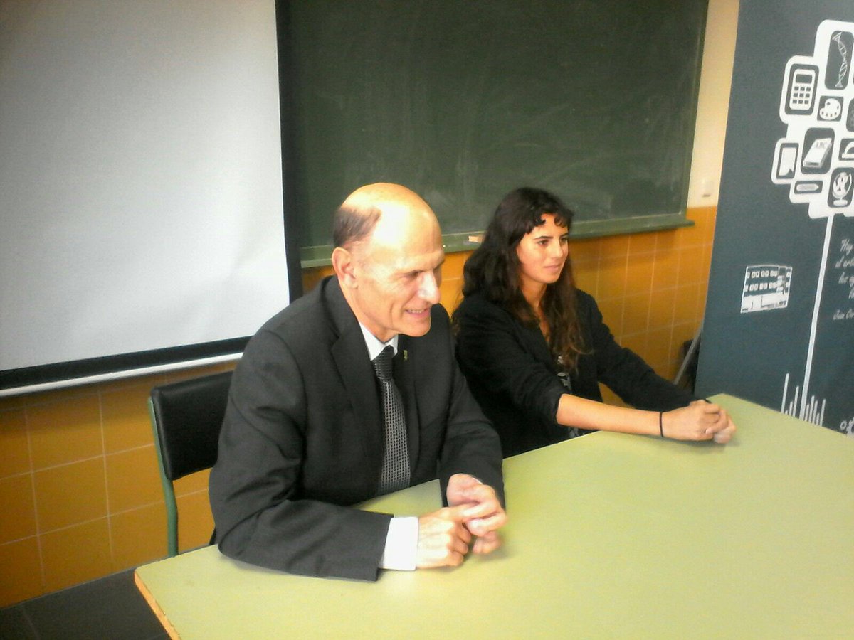 tvhellin's tweet photo. Juan Carlos Izpisúa ha acudido al @iesizpisua con su hija. Han hablado con los alumnos sobre ciencia y educación, universidades EEUU y becas https://t.co/6NIUZrMbTl