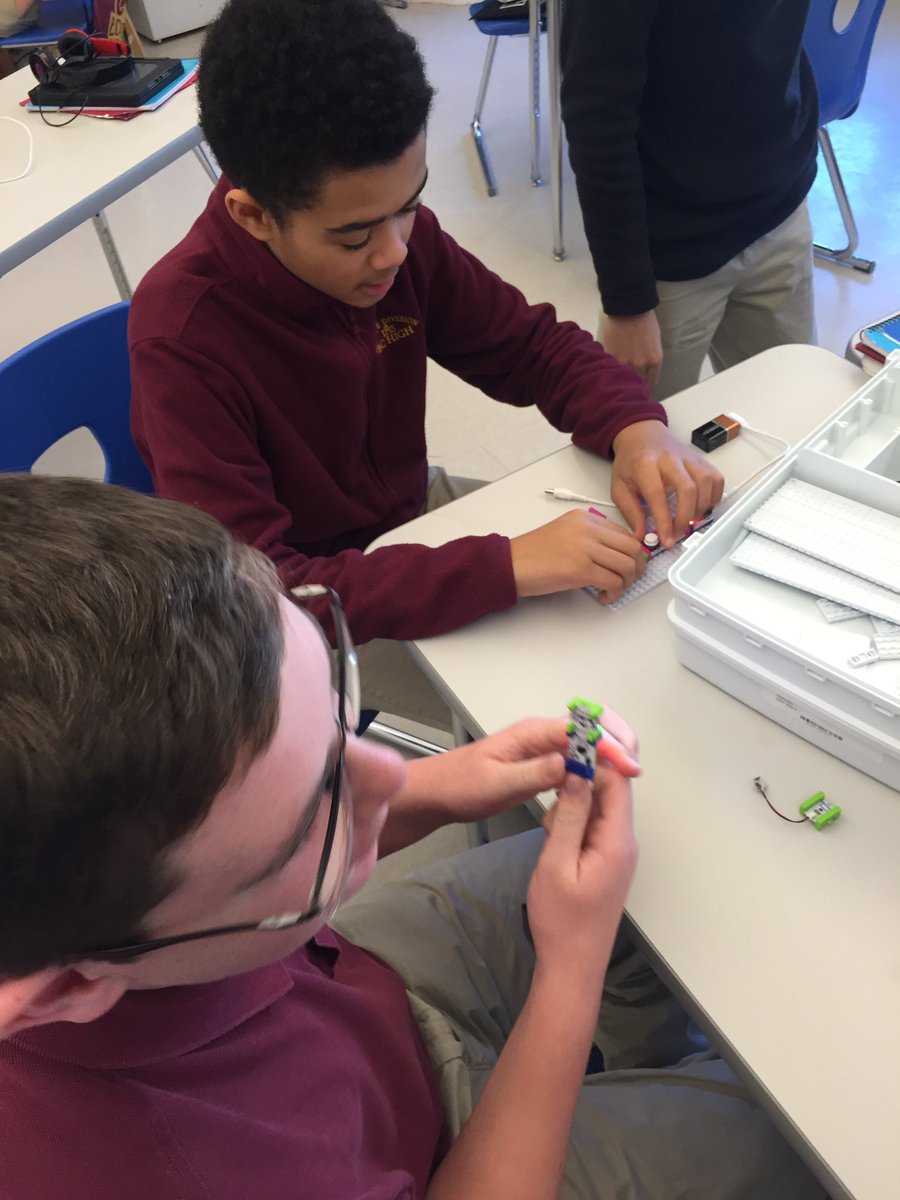 Team_MaunaLoa's tweet image. The @littleBits 'Make Something That Does Something' project is underway with 7th grade! #CreativityInScience