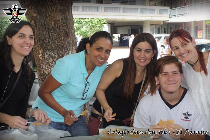 Compartir entre los estudiantes de 5to año y 3er grupo. #EscuelaSomosTodos #FrasesCsap #Promo56