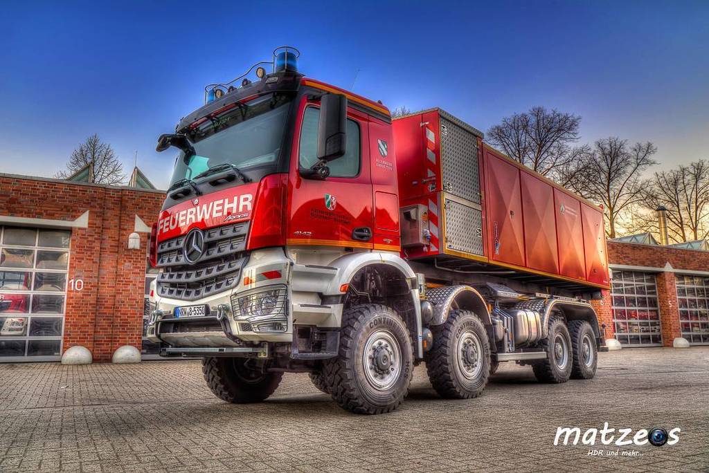 matzeos_de's tweet photo. Das Monster von Emsdetten! 😉Das neuste WLF (Wechselladerfahrzeug) der Feuerwehr Emsdetten, beladen mit einem Abroll… https://t.co/gRH98y4wqz