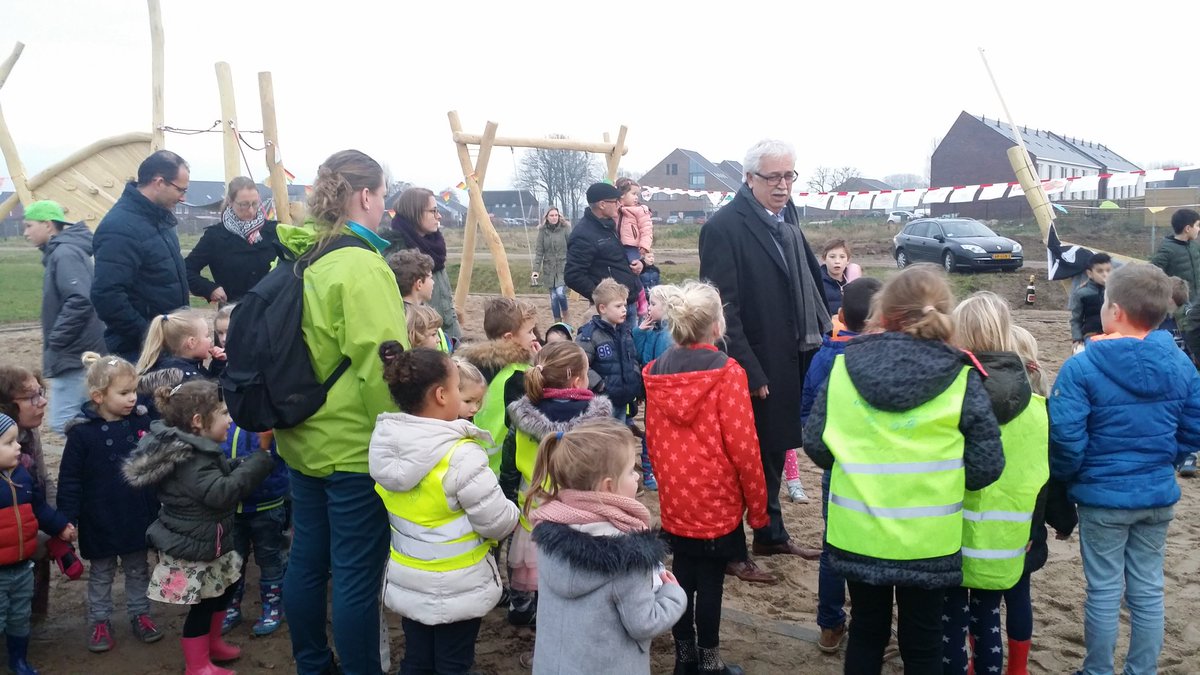 Zevenaar's tweet photo. Speelplek De Boot is nu officieel geopend door wethouder @ToonAlbers3 en diverse kinderen uit de buurt Groot Holthuizen. Kom je ook spelen? https://t.co/2o7RM6Unx8