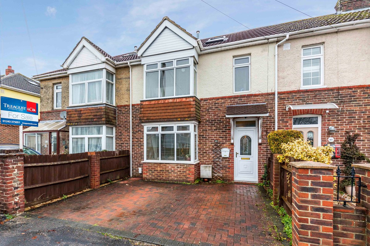 A family sized 4 bed home in #Emsworth. New to the market today. £345,000. Photos > bit.ly/2htAP9T <a href="/EmsworthLife/">Emsworth Life</a> @PropertyHants