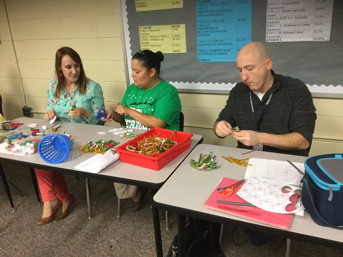 B_E_AIG's tweet photo. @NWPMS_1 Ts #elvesintraining We ❤️Espanol 🎅🏽Feliz Navidad https://t.co/IrdRSMp41V
