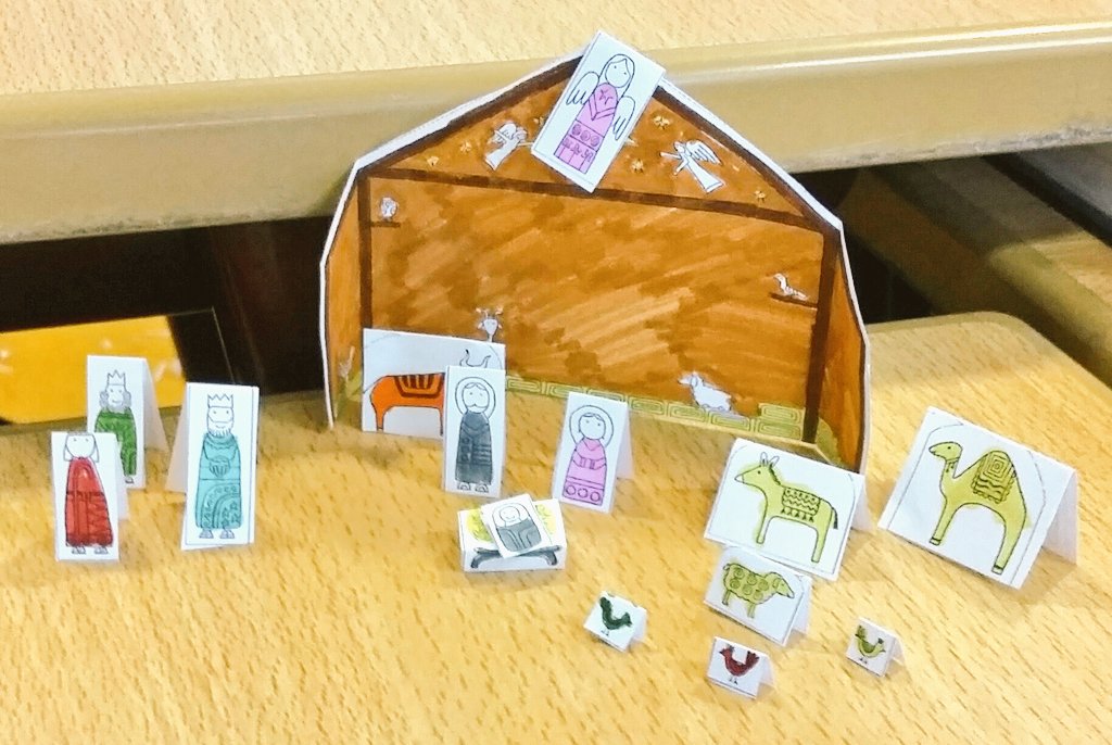 KerkWilp's tweet photo. Vandaag speelden we in  groep 5, 6, 7 &amp; 8 het Kerstverhaal na rond onze eigen geknutselde kerststal. Hier staan alle spelers voor de stal! https://t.co/aPI8kCoNV6