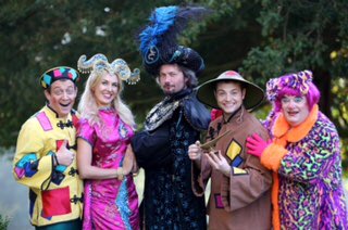 What shows are on in #Somerset over #Christmas?  Take a look at the cast of Aladdin <a href="/TheatreRBath/">Theatre Royal Bath</a> (photo A Barclay) livemendips.co.uk/news/live-musi…