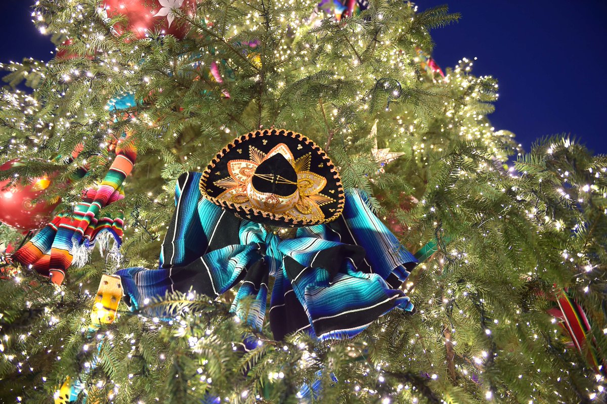 #NuestroÁrbol está adornado con más de 20 mil luces y centenares de artesanías hechas a través de manos mexicanas. ow.ly/Z2i83077Mmq