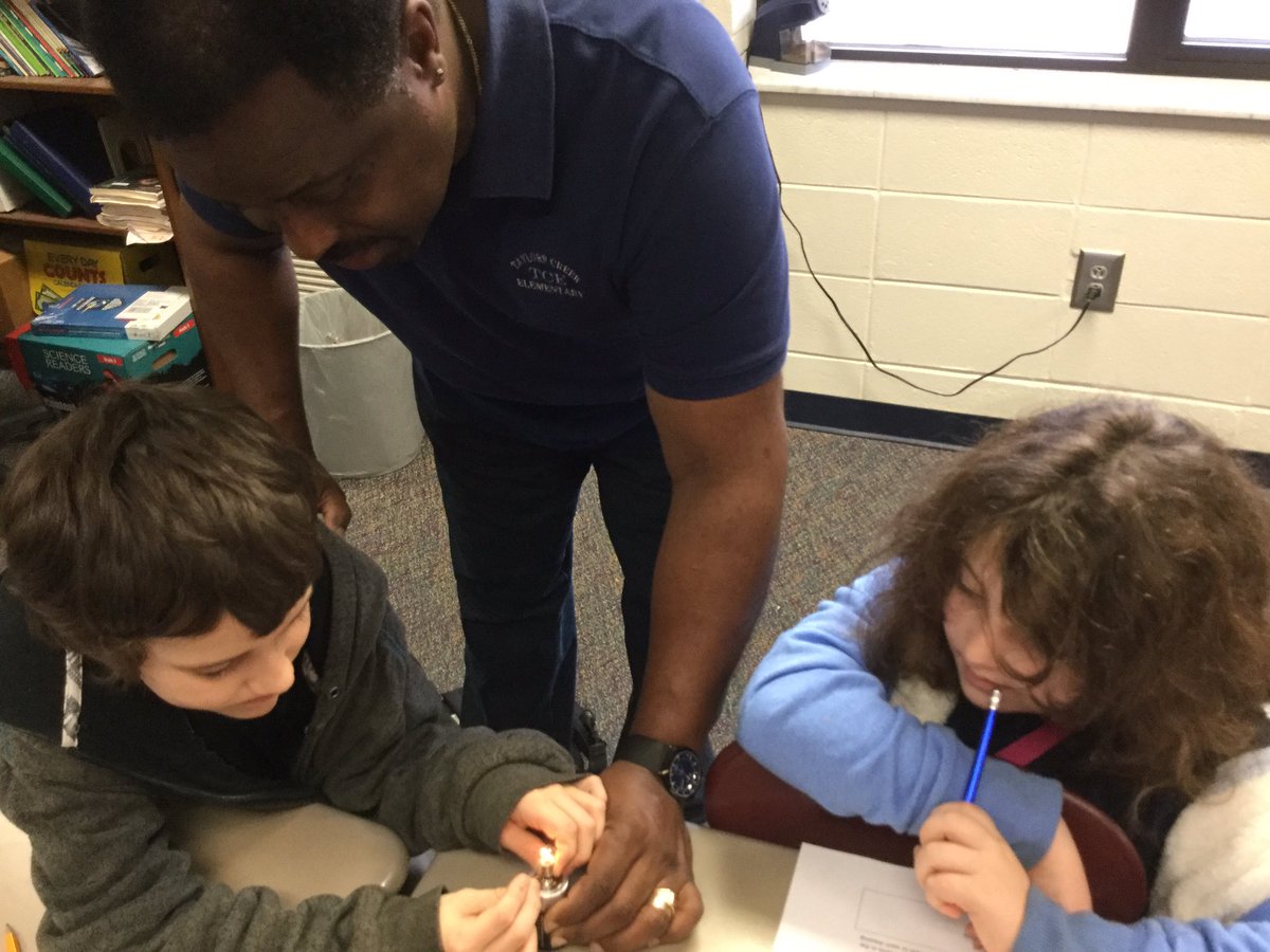 SkennedyTCE's tweet photo. Making a bulb light up! 💡@HerringDwayne https://t.co/vonykgAWVL