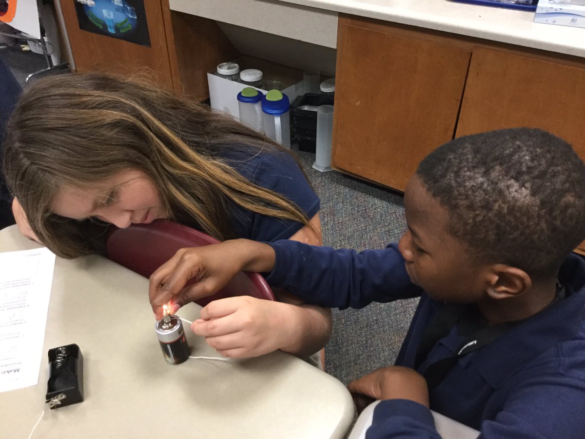 SkennedyTCE's tweet photo. Making a bulb light up! 💡@HerringDwayne https://t.co/vonykgAWVL