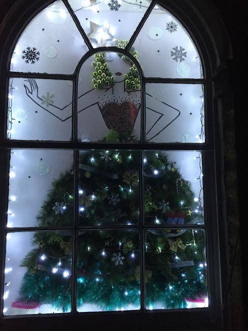 SaltaireArt's tweet photo. Tonight's #saltairelivingadvent window, at 30 Dove Street, is all sparkle, glamour and glitz. https://t.co/LCSFF4s2Wm