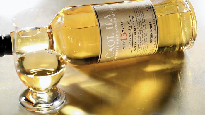 ChiTribFood's tweet photo. Most Scotch whiskeys from Islay get their flavor from peat moss, but this one from Caol Ila is "unpeated."

https://t.co/ZjM1fFolOS https://t.co/GJAwhjxdws
