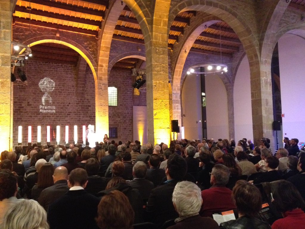 AteneusCat's tweet photo. Comença l'acte de lliurament dels #PremisAteneus2016 a les Drassanes Reials #TotsSomAteneus https://t.co/6bAHZJjDRS