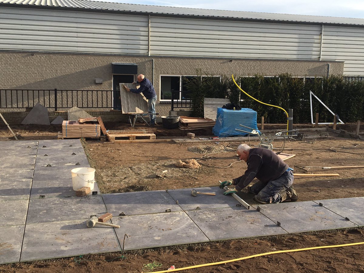 DevotusL's tweet photo. Nieuwkuijk, particuliere tuin aanleg 136 m2 keramische tegels "nat in nat" op megamix 2-6 drainmortel. Met hechtbrug en titaanvoeg (sopro). https://t.co/K9q2le8SH9