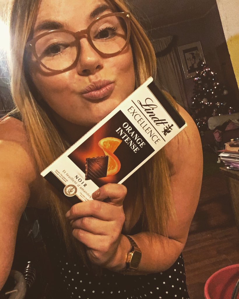 giuliajosailor's tweet photo. Vero amore ❤️🍊🍫 #coccola #lindt #orangeintense #tezenis #pantaloniapois #liujo #blonde #me #casio #casiotamarro https://t.co/Axi7qj7ZYU