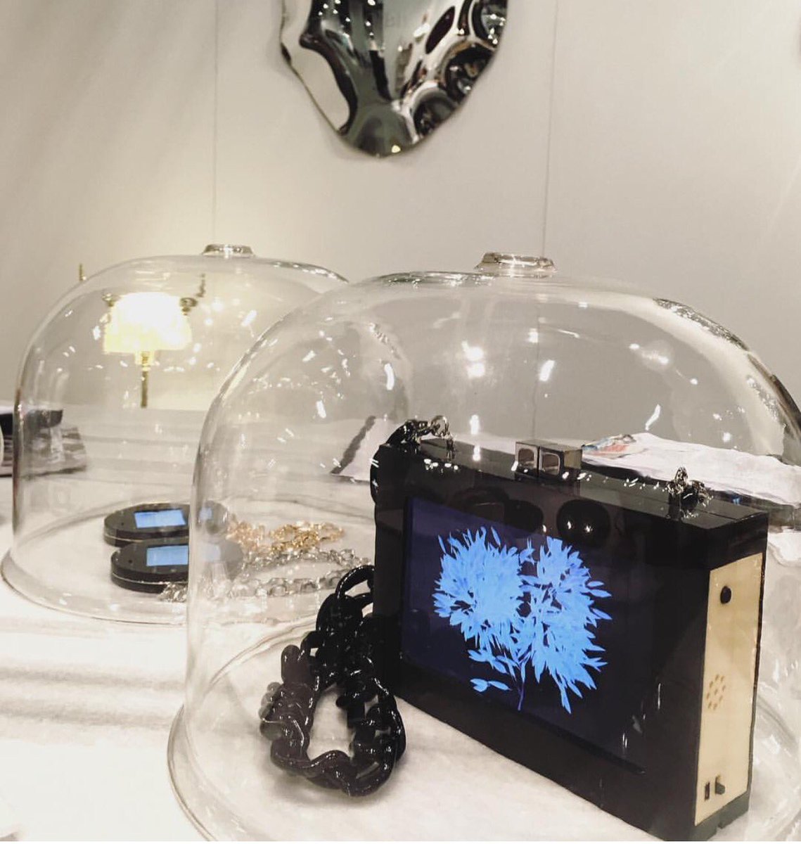 DianaBroussard's tweet image. Art collab with fashion wearable...more to come #techluxe #fashionwearable #innovation #video #accessorydesigner #techgifts #giftsforher