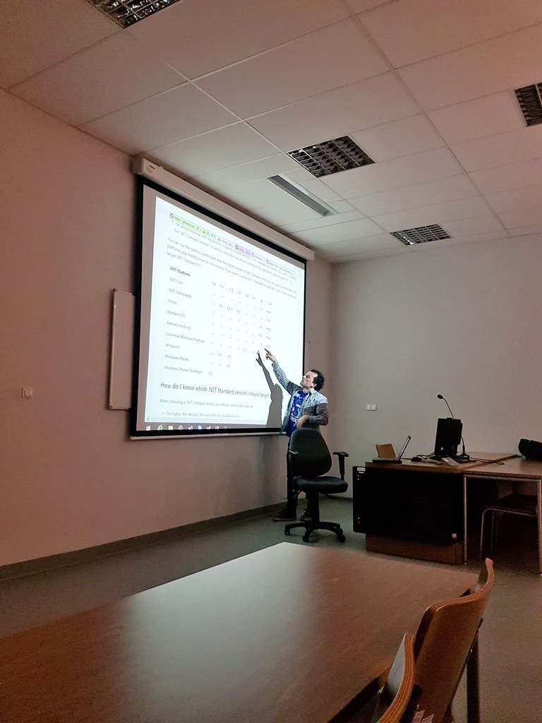 pgdotnet's tweet image. A teraz @Gogzs opowiada czym jest #dotnet Standard 2.0 i jakie korzyści niesie on za sobą! #pgdotnet