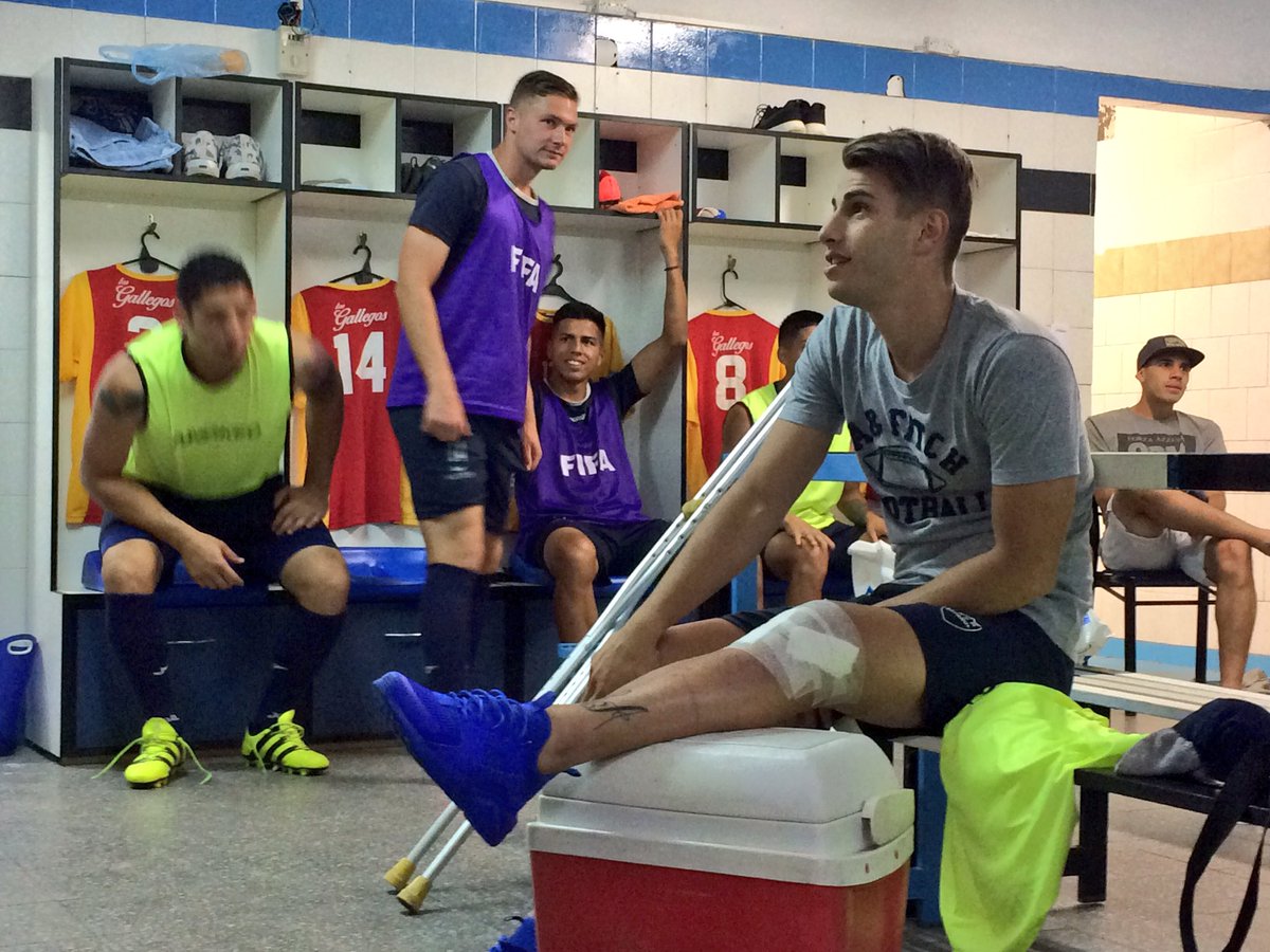 PrensaCentro's tweet photo. 📸 ¡Mirén quien vino! @Rodricatani pasó a ver a sus compañeros mientras se recupera de su lesión 🚑

#FuerzaCata 👊🏻
#VamosCentro 🔵⚪️🔵 https://t.co/BY3brXzz2f