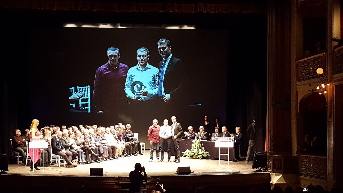 Dipta_cat's tweet photo. El vicepresident #Dipta @jmcruset lliura un dels guardons dels #PremisCambra2016 a @DroneEbre, tb guanyadora dels #PremisEmpren d'enguany https://t.co/1qIwNqQbWm