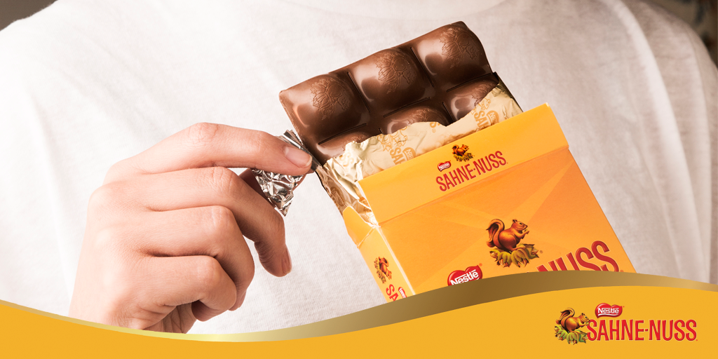 Romper su envoltorio para disfrutar cada bombón hasta llegar a su perfecta almendra SAHNE-NUSS Praliné es una experiencia de principio a fin