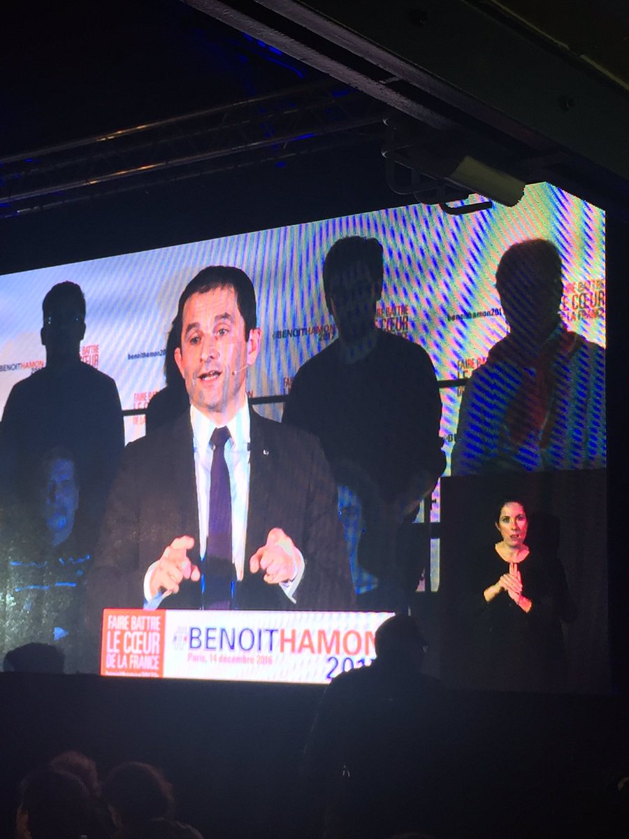 PetitesMainsPR's tweet photo. À noter : comme pour @EmmanuelMacron, des interprètes en LSF sont présents au meeting de #Hamon2017 Peut-être @interpretelsf ou @Paris_int ? https://t.co/XOIWPzhs40